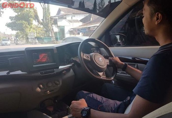 ILUSTRASI Mengemudikan mobil