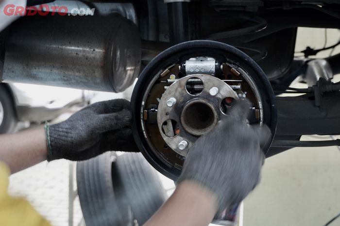 Membersihkan rem teromol pakai brake cleaner, copot dulu brake shoe agar tidak terkena cairan brake cleaner.