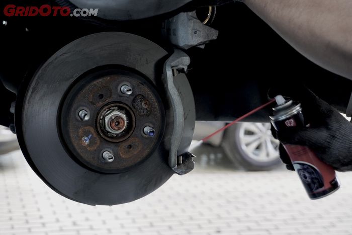 Semprot Area Cakram dan Komponen Rem Mobil Lainnya dengan Brake Cleaner