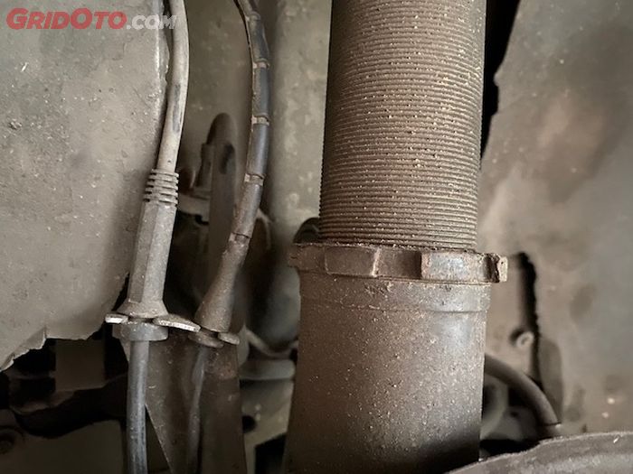 Kotoran pada ulir drat coilover kerap diakibatkan dari pasir, air dan debu yang mengendap.