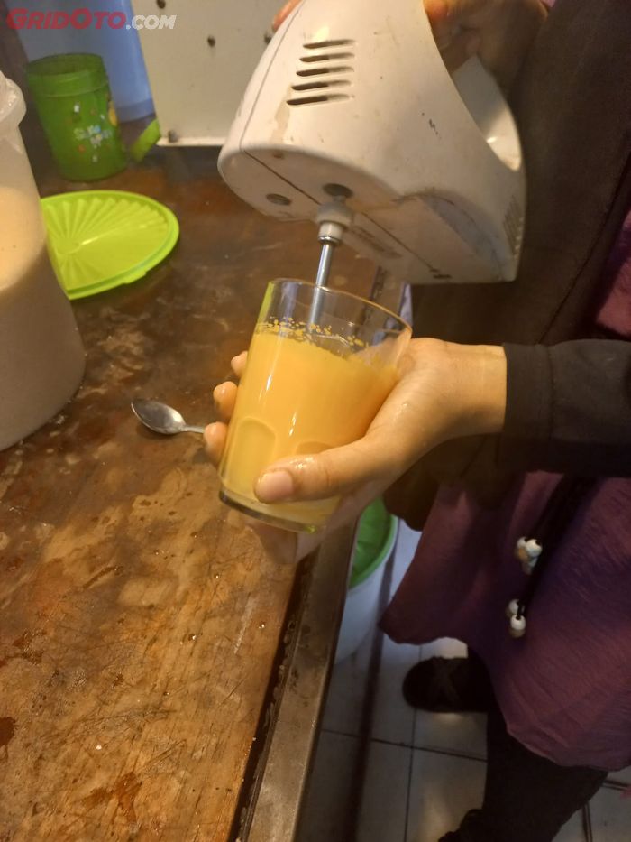 Kuning telur dan gula dimixer hingga mengembang