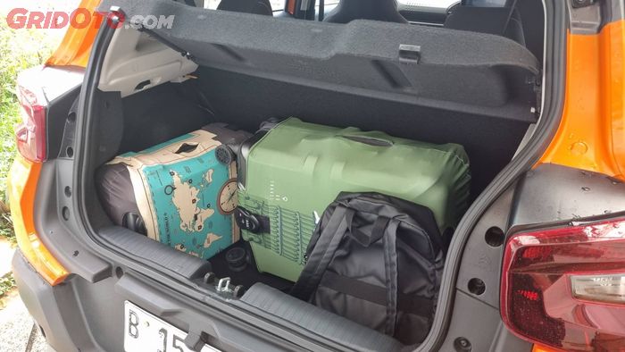 Bagasi Citroen C3 bisa memuat koper besar dengan mudah.