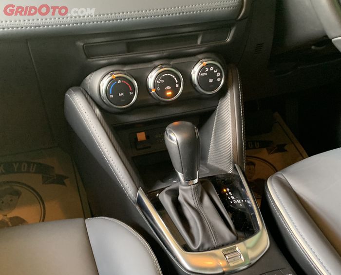 Meski bentuknya simpel, knob AC Mazda2 Sedan memiliki fitur dan arah semburan yang tergolong lengkap.