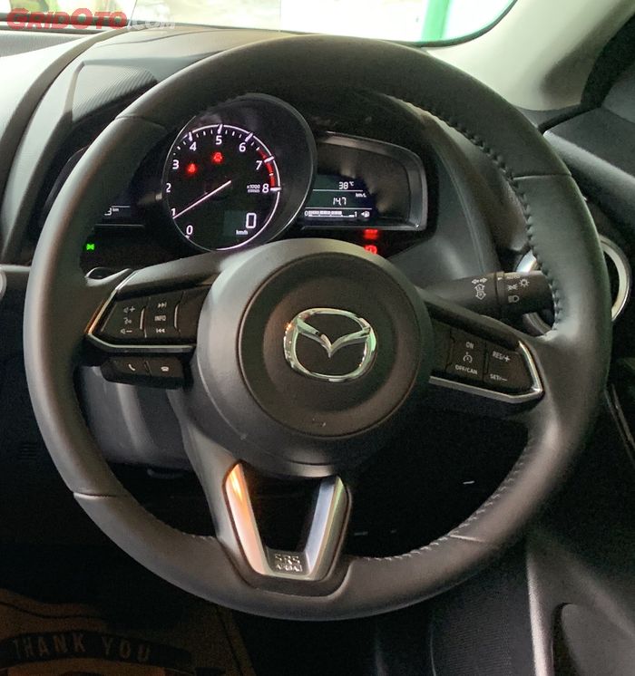 Tombol pengaturan di setir Mazda2 Sedan