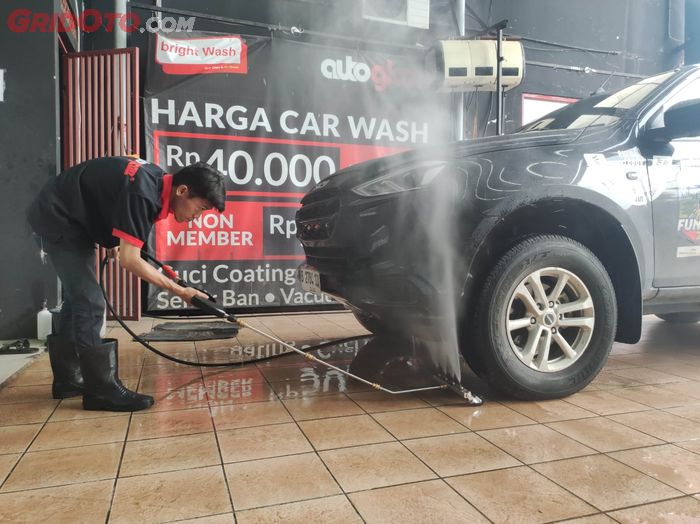 ILUSTRASI Proses cuci kolong mobil menerapkan high pressure washer