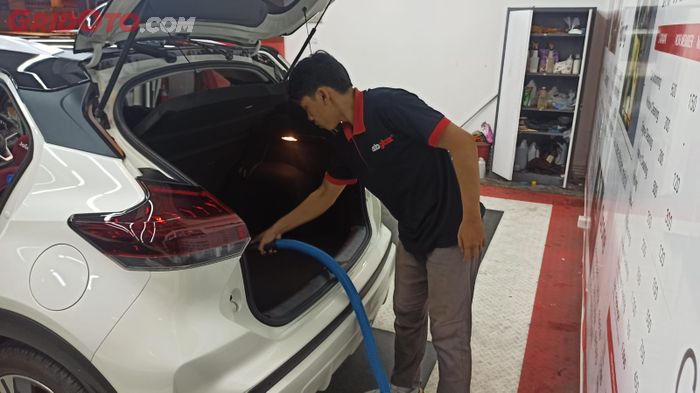 Sedot debu sudah termasuk paket drywash di Auto Glaze Express