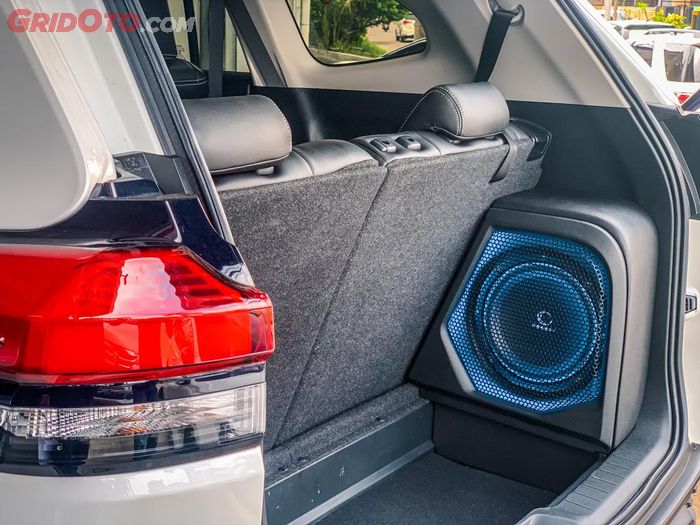 Box lengkap dengan subwoofer buatan Innovation Car Audio di Toyota Kijang Innova Zenix