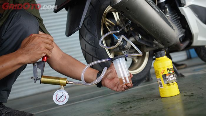 Gantilah minyak rem motor yang sudah dilengkapi ABS setiap 10 ribu km sekali