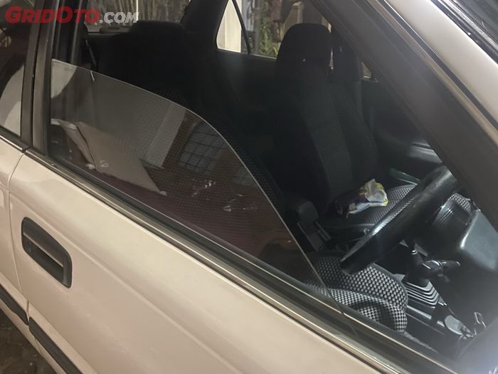 Ilustrasi buka kaca jendela ketika menyetir mobil bisa bikin AC mobil bau tidak sedap.