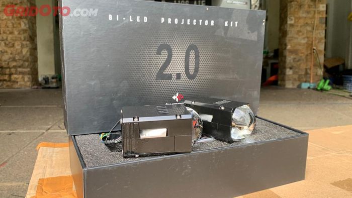 Headlamp projector lansiran Hyperion berukuran 2 inci