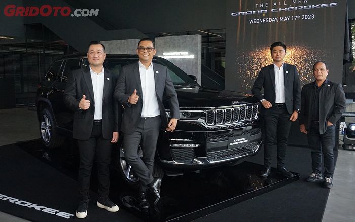 Jajaran petinggi PT DAS Indonesia Motor bersama Jeep Grand Cherokee WL.