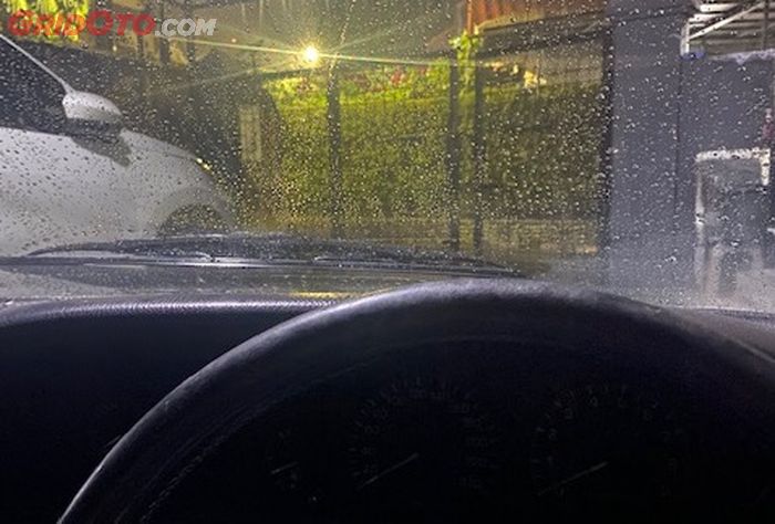kaca mobil berjamur bikin wiper sulit menyapu air hujan dengan maksimal.