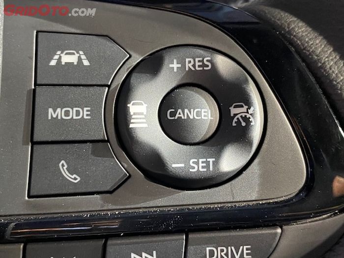 Tombol pengaturan jarak pada fitur Adaptive Cruise Control, ikon mobil dengan tiga garis di bawah.