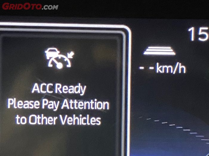Indikator tiga garis bertumpuk menandakan jarak dengan mobil di depan saat ACC aktif.