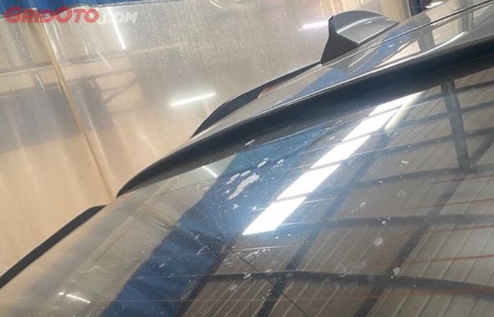 Ilustrasi kotoran dan jamur pada kaca mobil bekas