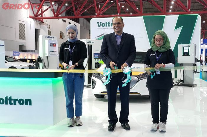 Abdul Rahman Elly, CEO Voltron (tengah) dalam seremoni rebranding di PEVS 2023.