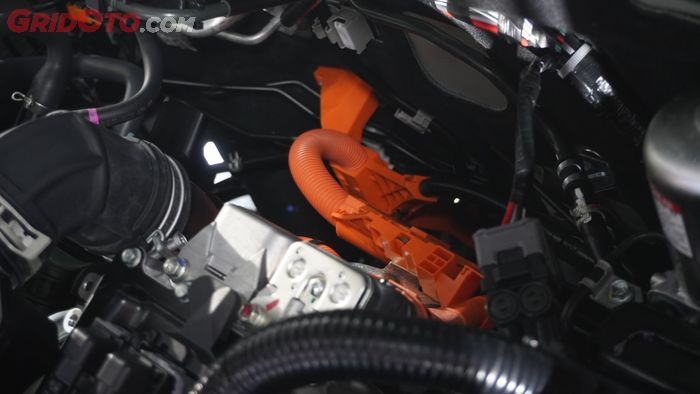 Mesin 2NR-VEX Toyota Yaris Cross hybrid terhubung dengan generator dan baterai lithium-ion