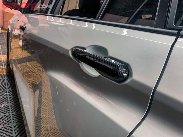 Door Handle Cover Carbon Innova Zenix di pintu belakang