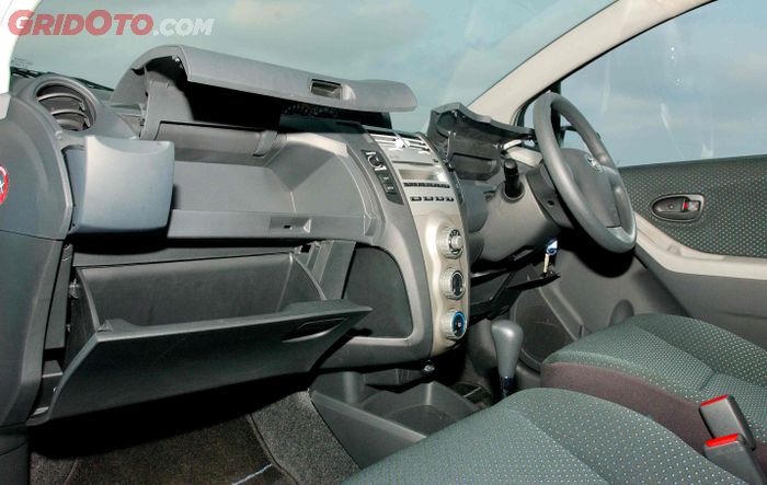 Dashboard Toyota Yaris XP90 tahun 2006