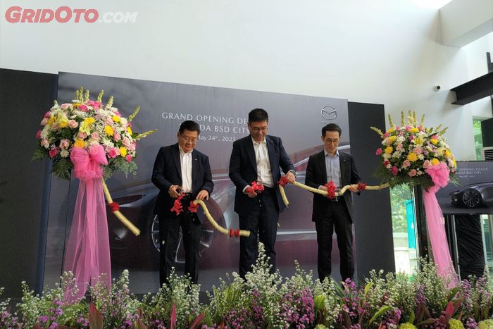 Seremoni pengguntingan pita oleh direksi EMI dan PAC, tanda dealer Mazda BSD City resmi dibuka.