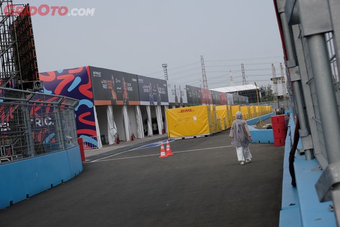 Area pit lane sudah nyaris rampung, tinggal menunggu para tim melakukan 'bongkar muat' jelang Formula E Jakarta 2023.
