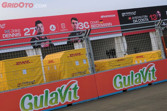 Logo GulaVit terpampang jelas di tembok pembatas AGI Jakarta International ePrix Circuit, Ancol sebelum Formula E Jakarta 2023.