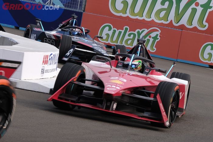 Sacha Fenestraz jadi salah satu pembalap yang mencetak waktu 1 menit 7 detik di FP3 Formula E Jakarta 2023.