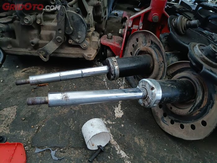 Ilustrasi sokbreker mobil yang rusak