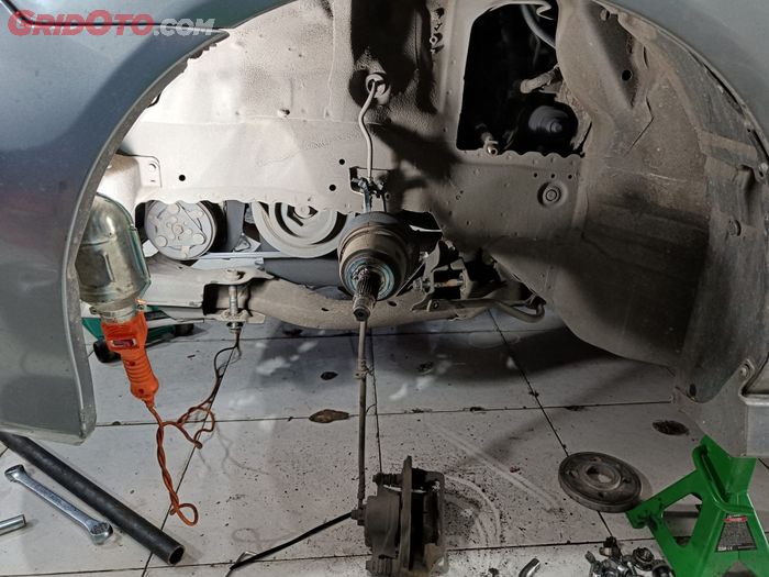 Ilustrasi sokbreker mobil bekas