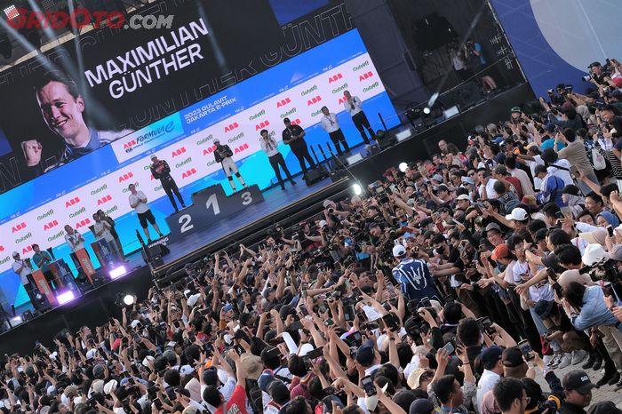 Maximilian Guenther disambut meriah oleh para fans Tanah Air ketika menuju podium Formula E Jakarta 2023.