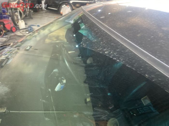 Jangan biarkan air mengering di kaca mobil karena akan jadi water spot.