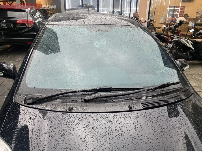Air hujan dengan kandungan asam bisa melemahkan coating cat mobil.