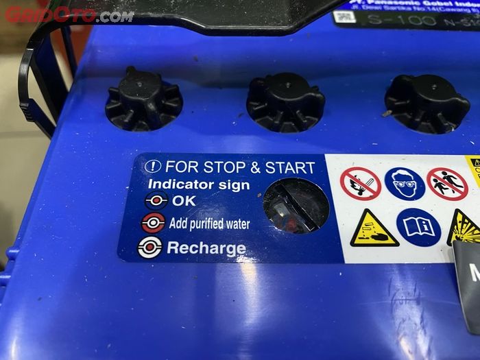 ILUSTRASI. Salah satu ciri aki mobil yang dilengkapi dengan indikator kaca.