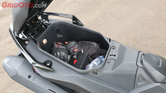 Kapasitas bagasi di bawah jok tidak terlalu besar, tapi masih muat helm full face dan perlengkapan lain