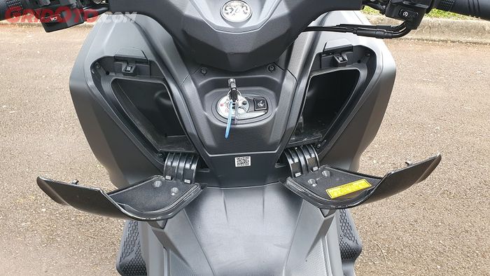 Laci penyimpanan tambahan ada di bawah setang, sebelah kiri bisa sekalian charge handphone