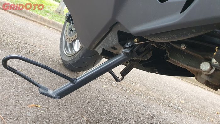 Rem parkir dijadikan satu dengan standar samping, ketika dibuka otomatis rem parkir bekerja