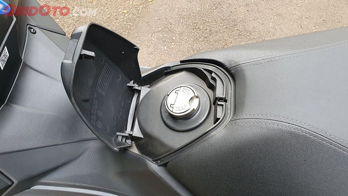 Tutup tangki ada di ujung jok, dengan kapasitas 12,5 liter bikin gak mau pulang!