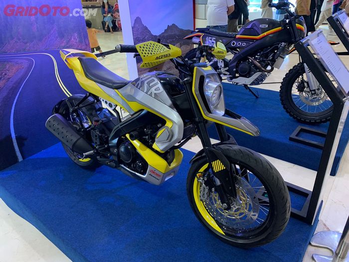 Yamaha XSR 155 berkonsep super moto