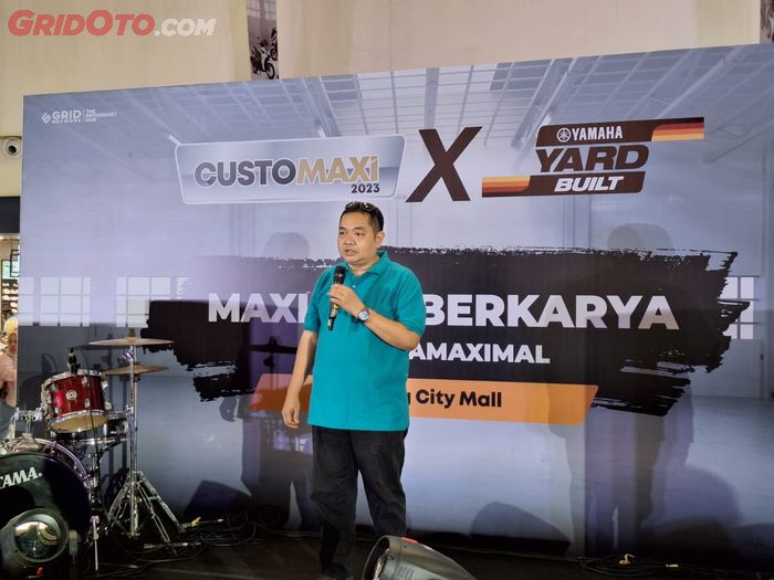 Billy Riestanto, General Manager Otomotif Group saat memberika sambutan kepada para peserta Grand Final Customaxi 2023 x Yamaha Yard Built.