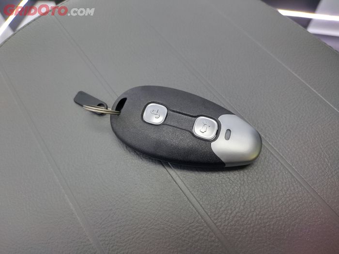 Tombol pada remote berfungsi sebagai answer back dan membuka jok