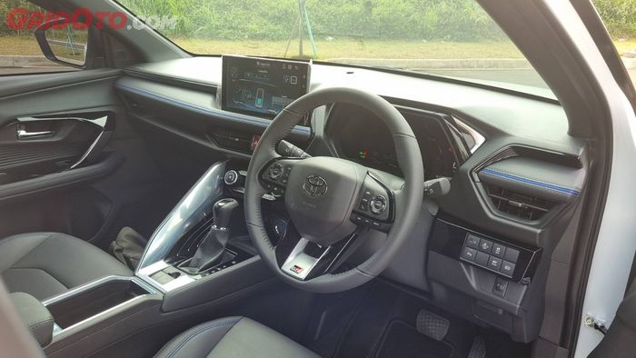 Interior Toyota Yaris Cross HEV memiliki layout serupa dengan Vios dan Veloz tetapi lebih nyaman.