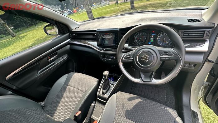 Interior Suzuki New XL7 hybrid