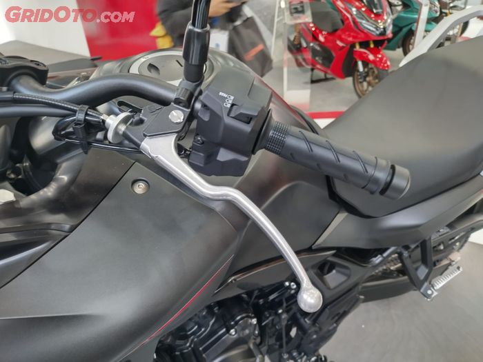 Handel kopling Honda XL750 TransAlp masih konvensional alias pakai kabel
