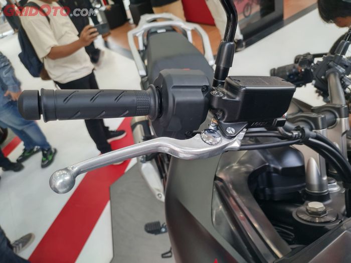 Handel rem Honda XL750 TransAlp dapat diadjust jarak mainnya