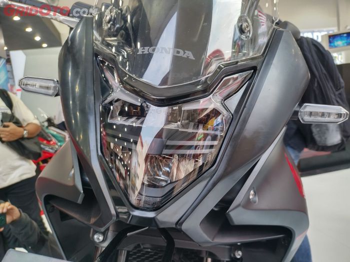 Lampu depan Honda XL750 TransAlp menggunakan LED
