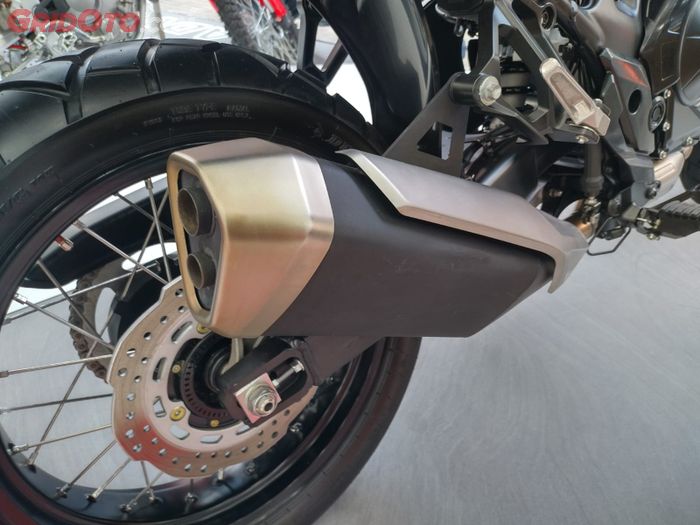 Knalpot Honda XL750 TransAlp besar khas motor adventure