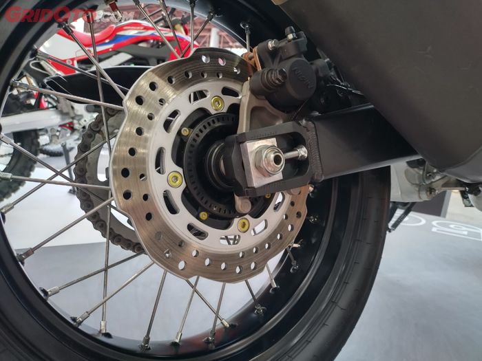 Cakram belakang Honda XL750 TransAlp dijepit kaliper 1 piston