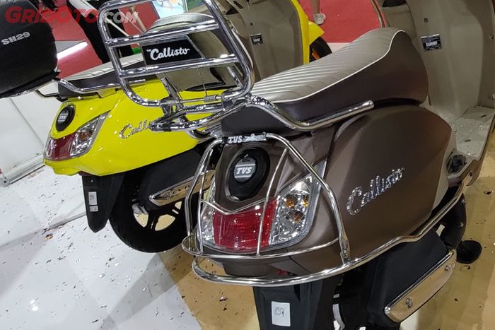 Tangki BBM TVS Callisto Intelligo 110 bisa langsung dibuka dari buritan, tidak harus buka jok dulu seperti Honda Scoopy.