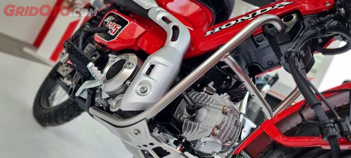 Engine guard pada Honda CT125 2023 punya batang penguat yang dipasang horisontal di bagian depan.