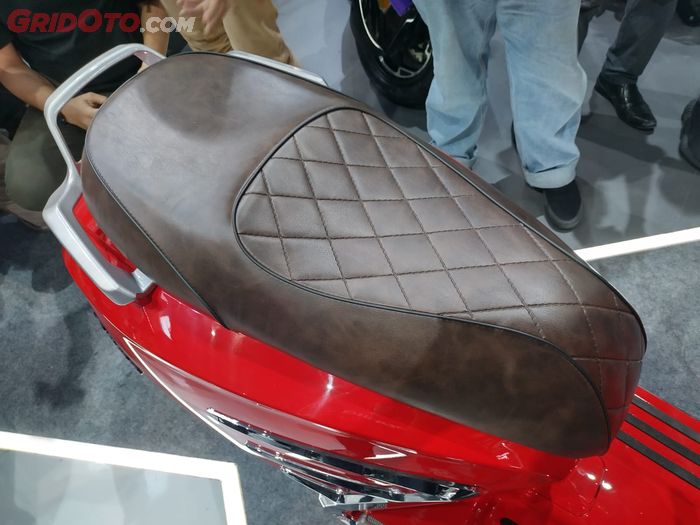 Jok W Moto Greta 150 dibalut kulit berwarna coklat dengan penampilan klasik
